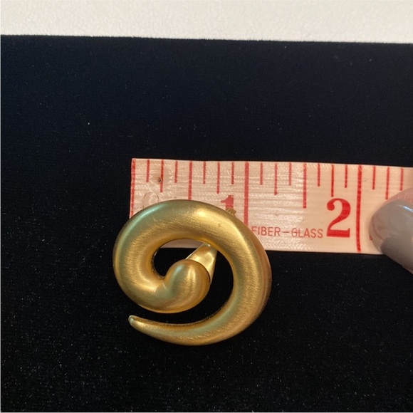 Vintage Signed Monet Gold Tone Swirl Brooch and clip on earring Set - Picture 4 of 6